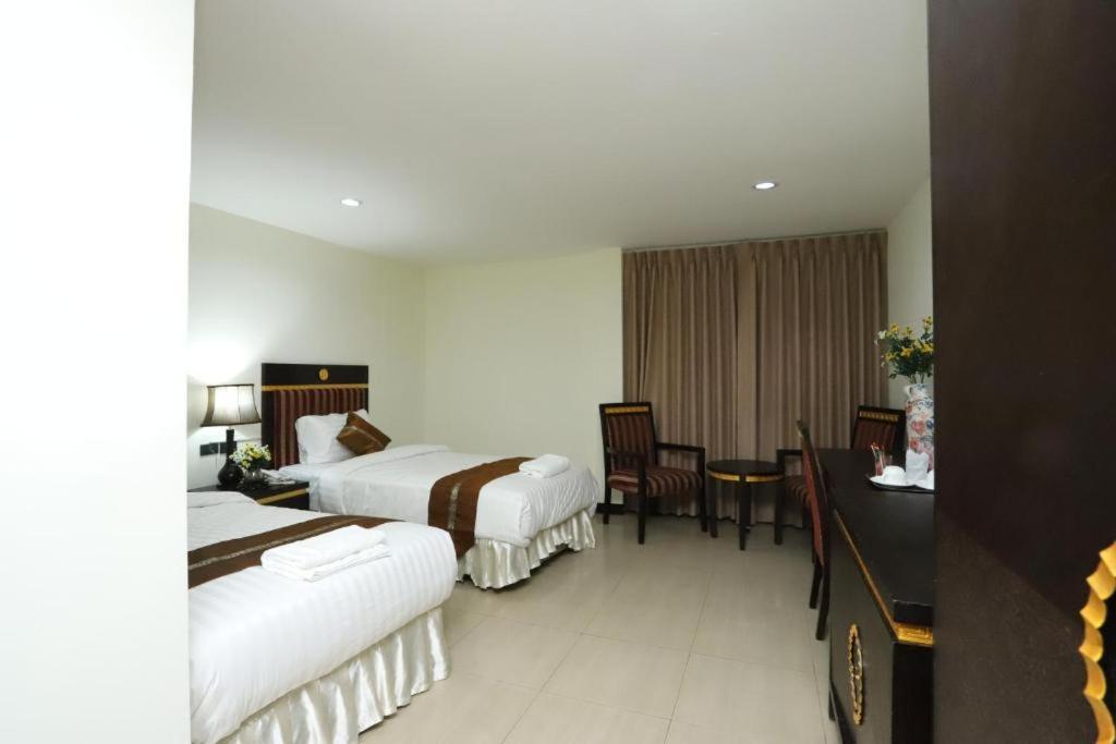 Lucky Palace Hotel Bangkok Esterno foto