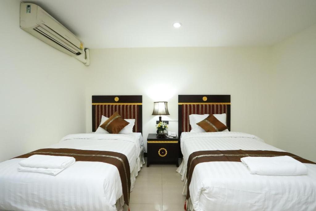 Lucky Palace Hotel Bangkok Esterno foto